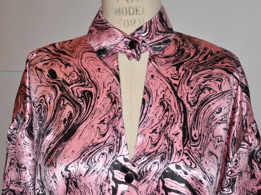 Charles Jourdan Rosa & Schwarze Bluse (Violett) im Angebot