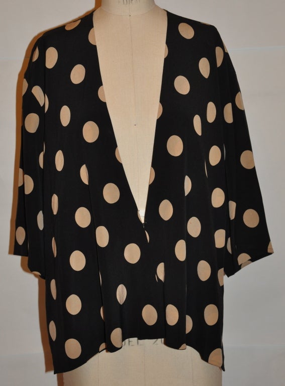    Gianfranco Ferre Black & white silk crepe de chine jacket has a single hook & eye in front for closure. The sides of the jacket has a wide detailing slit. The shoulders are slightly drop-shoulders in design. What's wonderful is this item can be