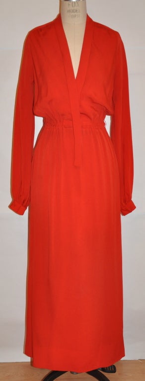 Geoffrey Beene Engine-Red Kleid hat einen tiefen Ausschnitt und einen elastischen Taillenbund. Es gibt zwei versteckte Seitentaschen, die 5 1/2