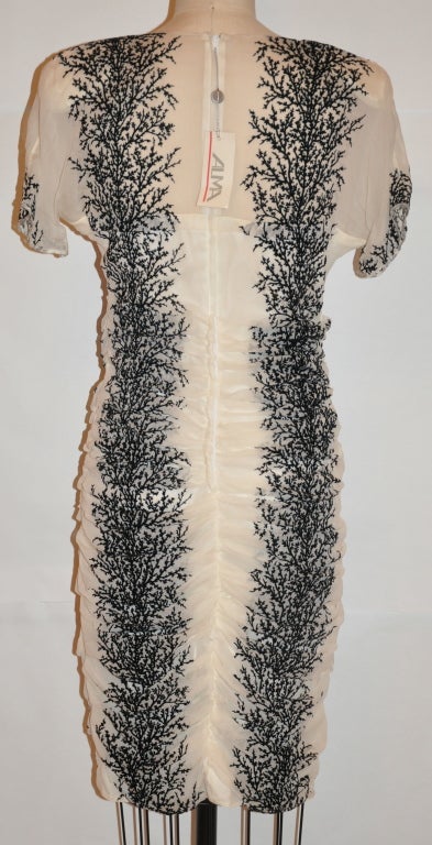 El vestido Alma de gasa de seda blanca totalmente forrado tiene detalles de 
