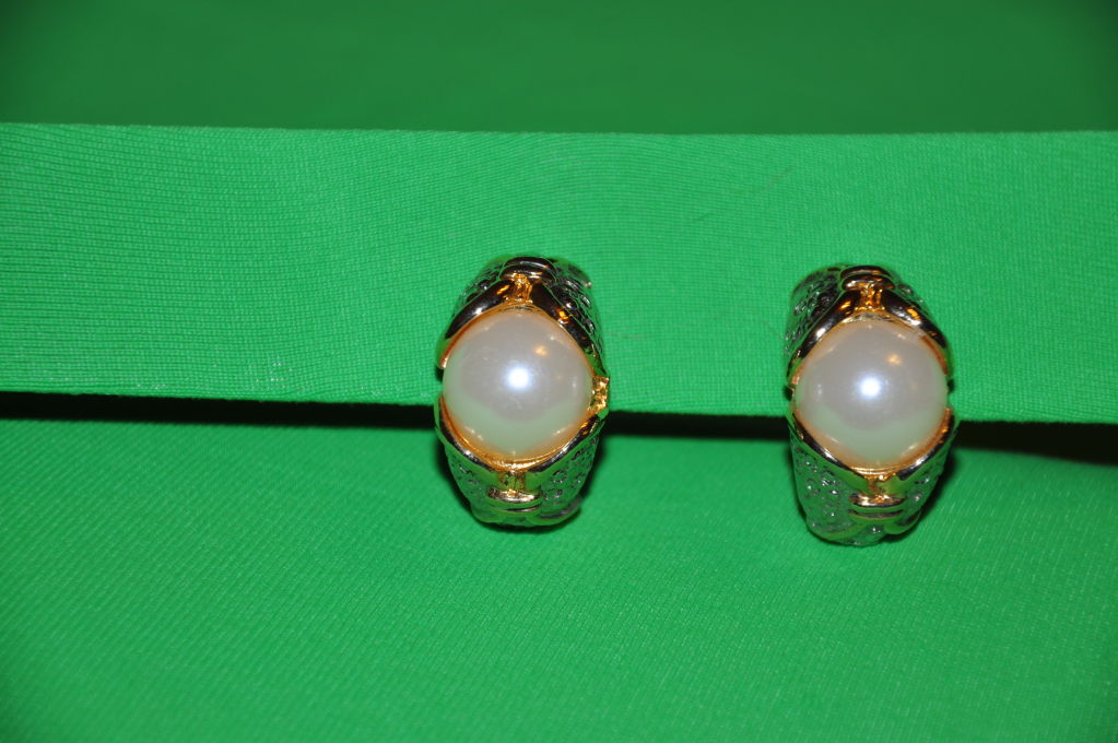 Grande perle avec clip en métal doré sur les boucles d'oreilles. en vente