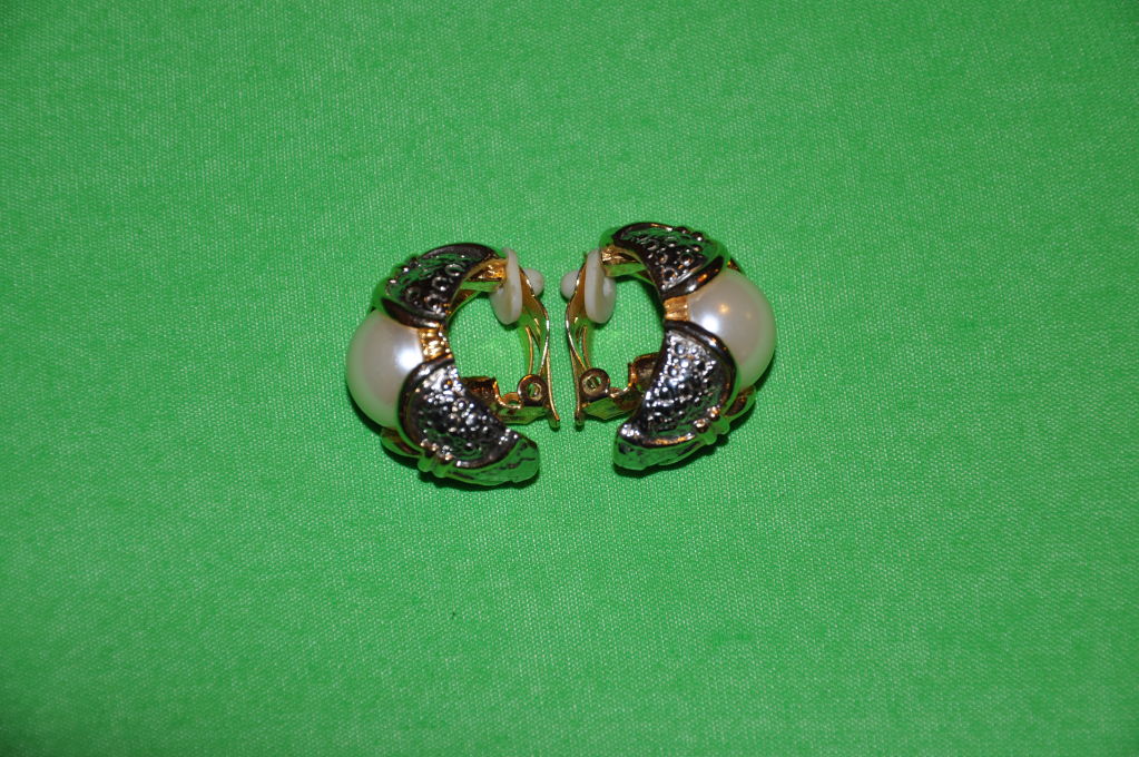 Grande perle avec clip en métal doré sur les boucles d'oreilles. Pour femmes en vente