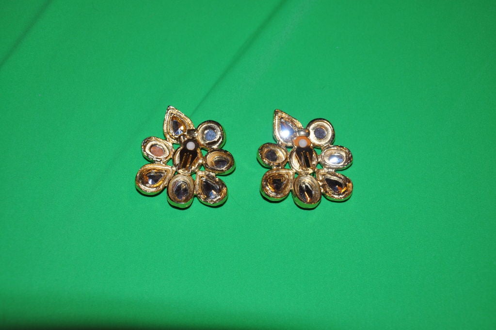 Grazzaro (París) Los tonos dorados están engastados con strass multicolor turquesa, fucsia, mandarina y verde. Miden de 2 1/2