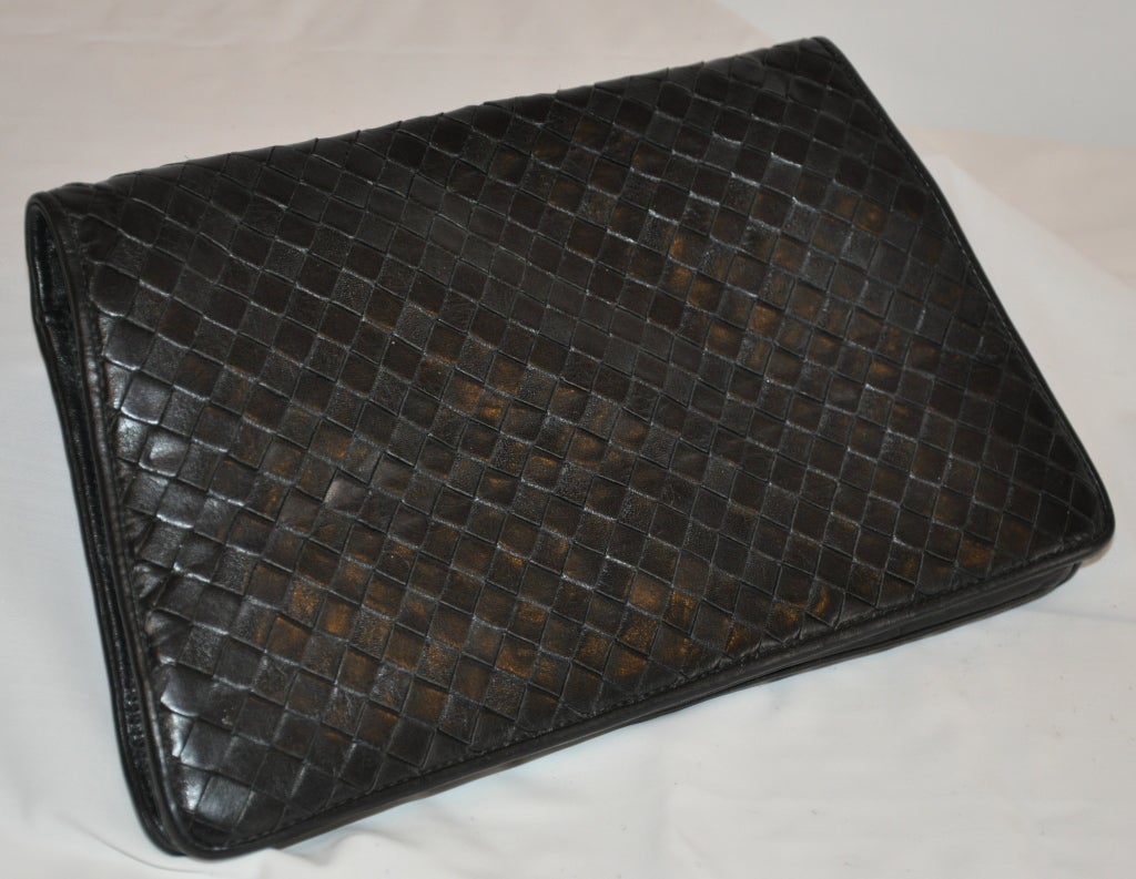 Le cuir tressé noir merveilleusement doux de Meyers est en agneau nappa souple et si doux au toucher. Une bandoulière amovible du même cuir pelucheux permet de porter le sac soit comme une pochette, soit comme un sac à bandoulière. La bandoulière