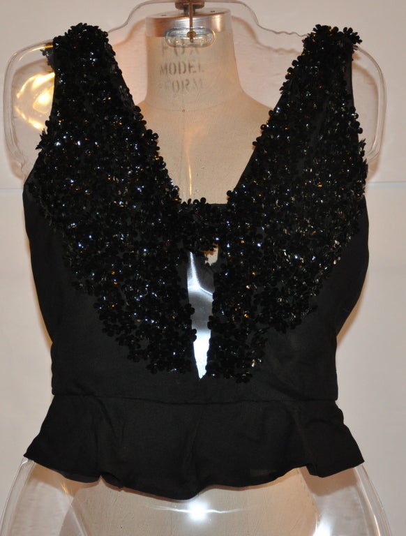 Il top in chiffon nero di Winfried Knoll of Munchen è impreziosito da un taglio floreale che crea un effetto 