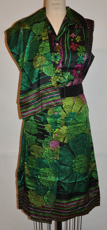 Cette merveilleuse robe sans manches en soie Pauline Trigere à motifs floraux multicolores est assortie d'un foulard en soie doublé de mousseline de soie noire. La robe est également accompagnée d'une ceinture assortie en soie noire doublée de cuir