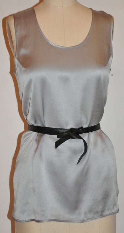 Le débardeur Fendi en crêpe de chine de soie gris acier mesure 20 1/2