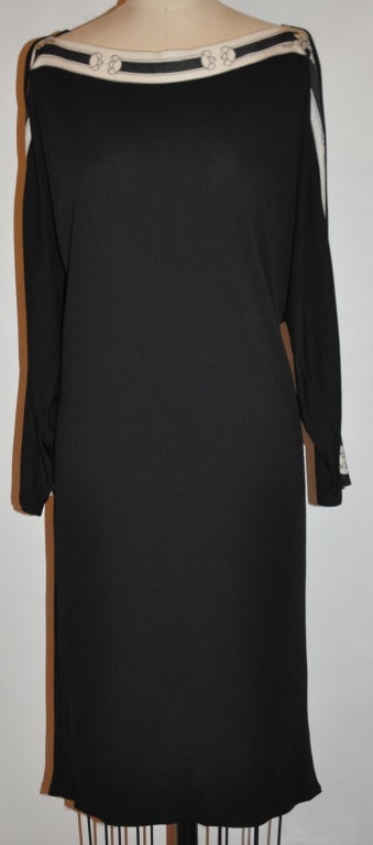 El vestido drapeado de cuello barco blanco y negro Spazio tiene detalles florales a lo largo del escote. La circunferencia del escote mide 29