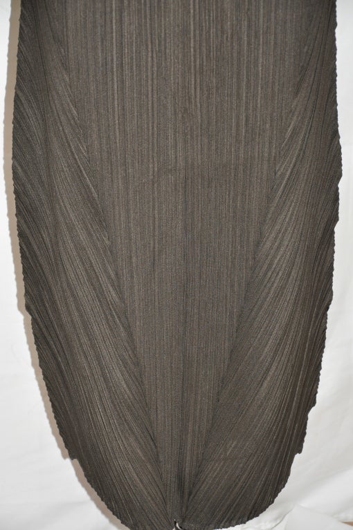 Noir Jupe asymétrique Issey Miyake noire à plis asymétriques en vente