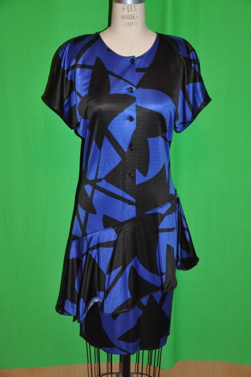 Dieses Junko Koshino Schwarz und Marineblau körpernah geschnittene asymmetrische Wickelkleid kann vom Tag bis zur Nacht getragen werden. Die Schultern hatten vorgeformte Schulterpads. Auf der Rückseite befinden sich sechs (6) Knöpfe zum