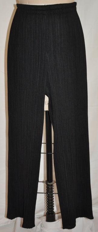 Il pantalone nero di Issey Miyake presenta il caratteristico materiale plissettato. L'elastico in vita misura 24