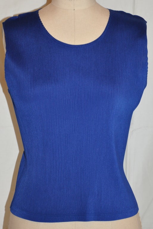 La camiseta de tirantes plisada de la firma Issey Miyake en azul mide 15,5 cm de largo por delante y 18,3 cm por detrás. la longitud de los laterales es de 11,5 cm. 
   Talla 3/Japón