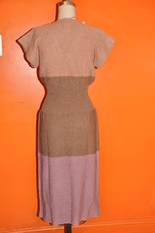 Cette robe de printemps tricolore en viscose tricotée de Giorgio di Sant'angelo présente un V profond à l'avant et un corsage ajusté à la taille. Cette robe est si merveilleusement confortable, surtout pour les femmes en déplacement. Il peut