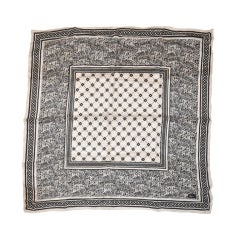 Écharpe en soie noire et blanche de Vera
