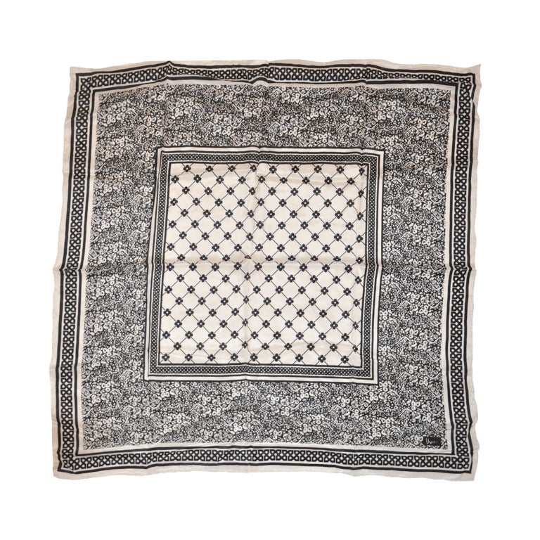 Écharpe en soie noire et blanche de Vera