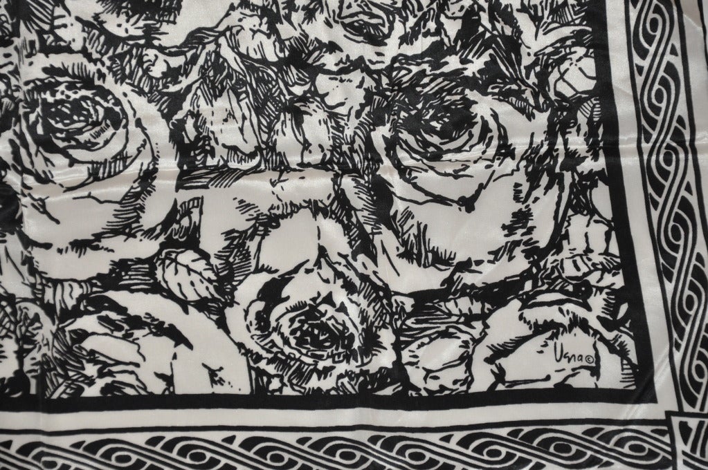 Vera Seidenschal mit schwarzem und weißem Blumenmuster im Zustand „Neu“ im Angebot in New York, NY