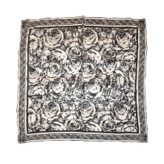 Écharpe florale noire et blanche en soie de Vera