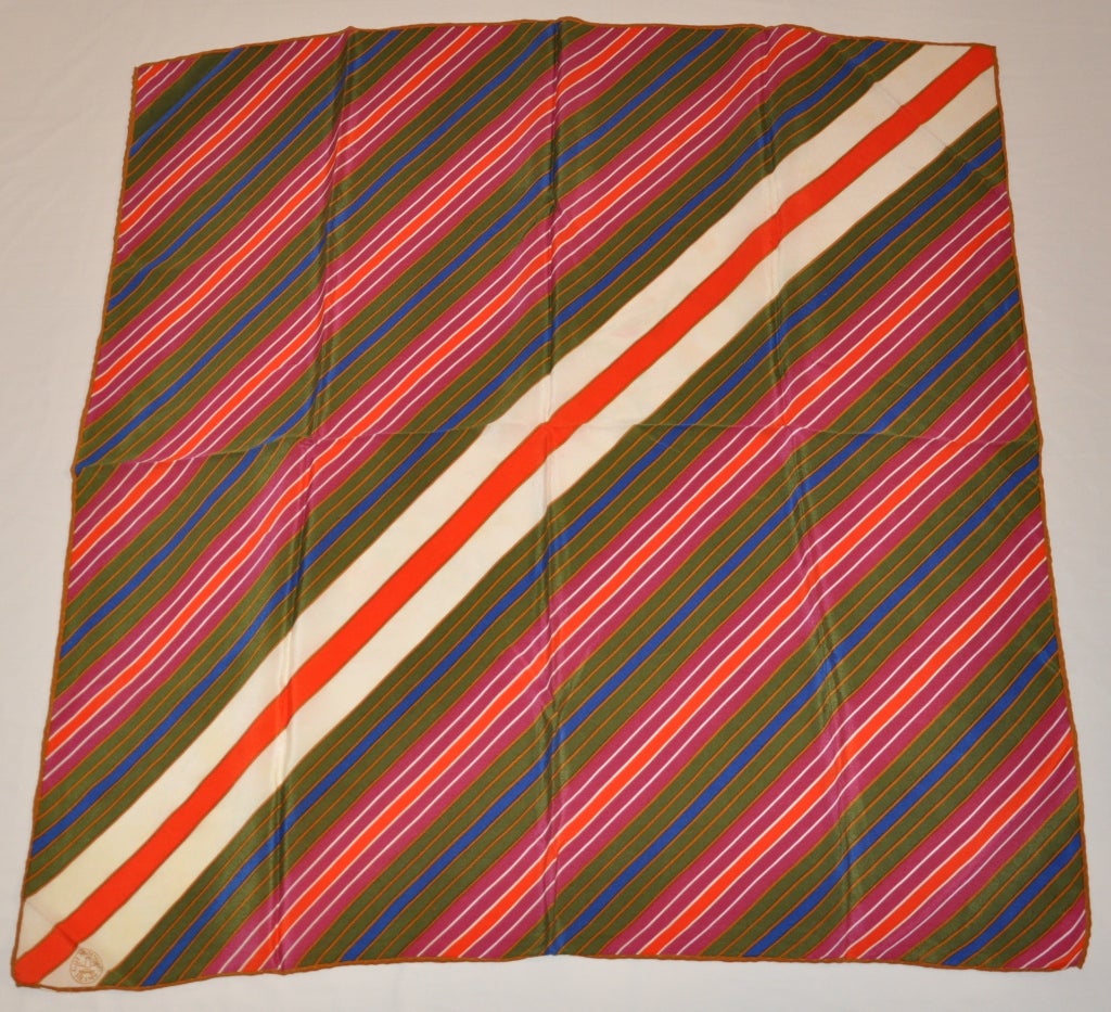 L'écharpe en soie de G. H. Mumm Reins & Co. mesure 29