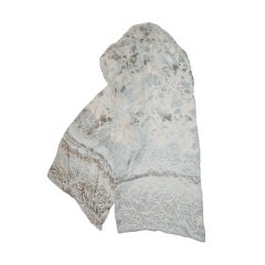 Laura Biagotti: sciarpa in chiffon e power blue