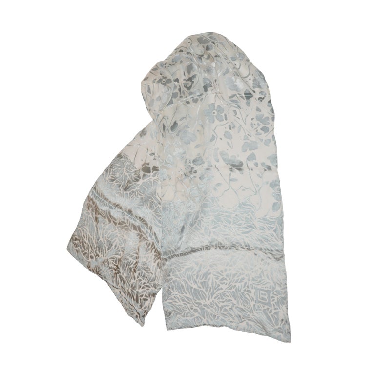 Laura Biagotti: sciarpa in chiffon e power blue