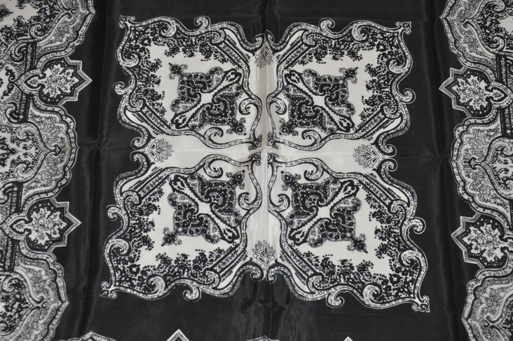 Vera Seidenschal mit schwarzem und weißem Palsy-Muster im Zustand „Neu“ im Angebot in New York, NY