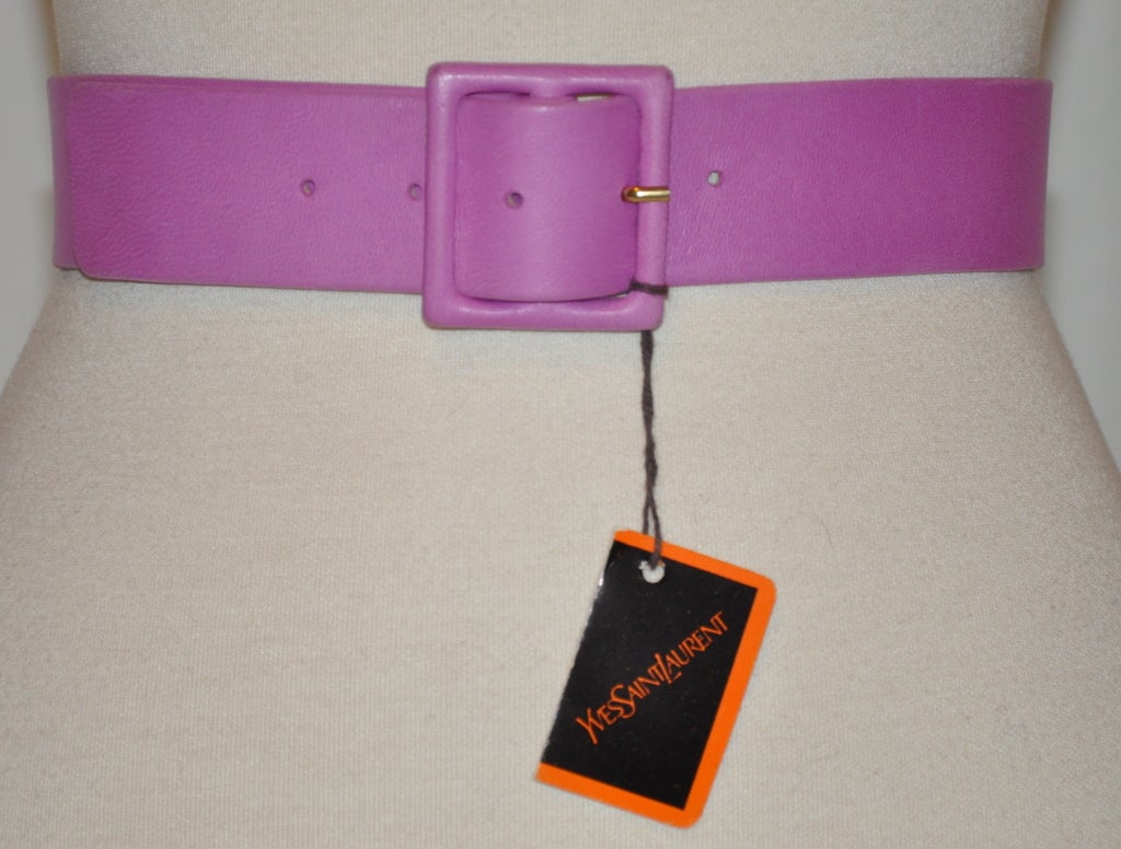 This Yves Saint Laurent curved-style lavender leather belt measures 1 1/2
