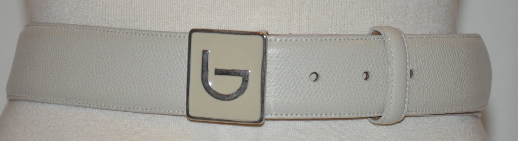 Byblos vanilla textured leather belt has their signature Logo on the buckle.
   Size 40/Italy, measures 1 3/8