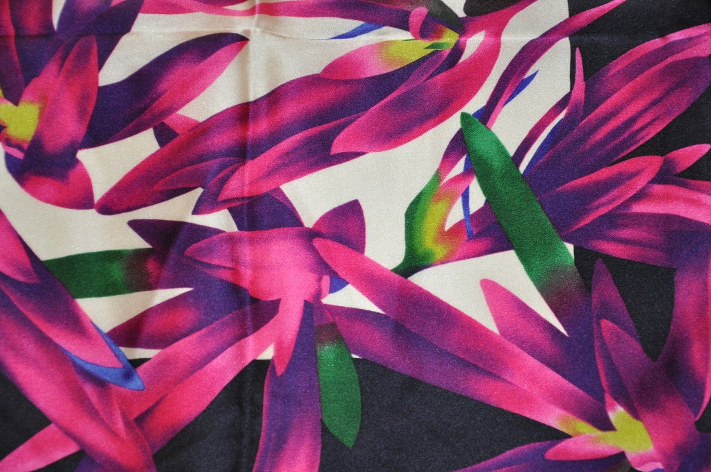 Anne Klein Fuchsia Floral Seidenschal im Zustand „Gut“ im Angebot in New York, NY