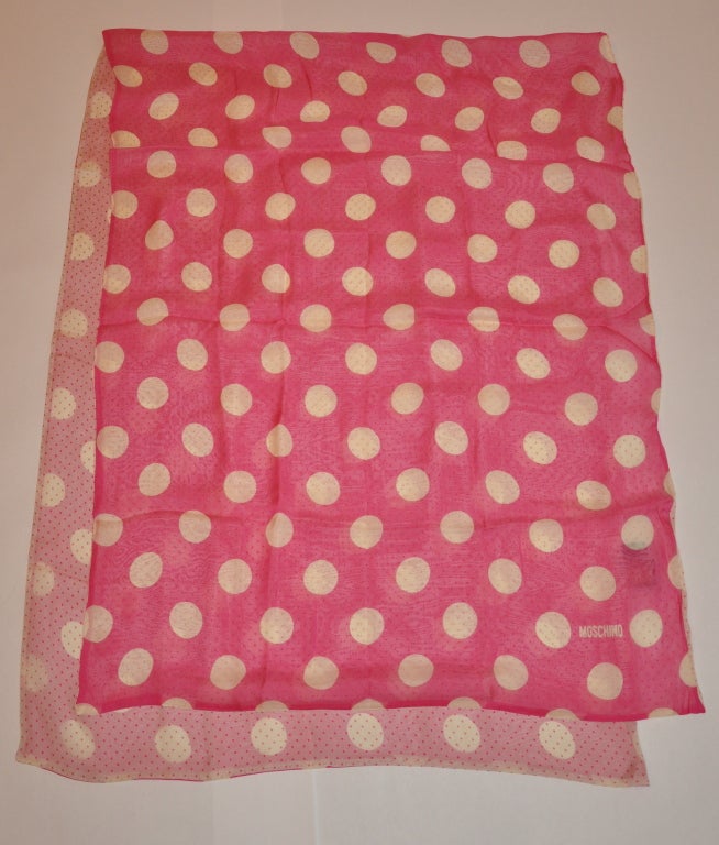 L'écharpe Moschino en mousseline de soie à pois roses et blancs est double couche et mesure 26