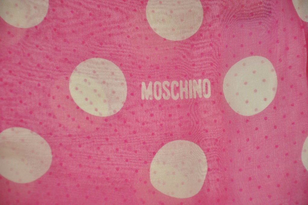 Moschino - Écharpe double couche en mousseline de soie fuchsia audacieux Excellent état - En vente à New York, NY