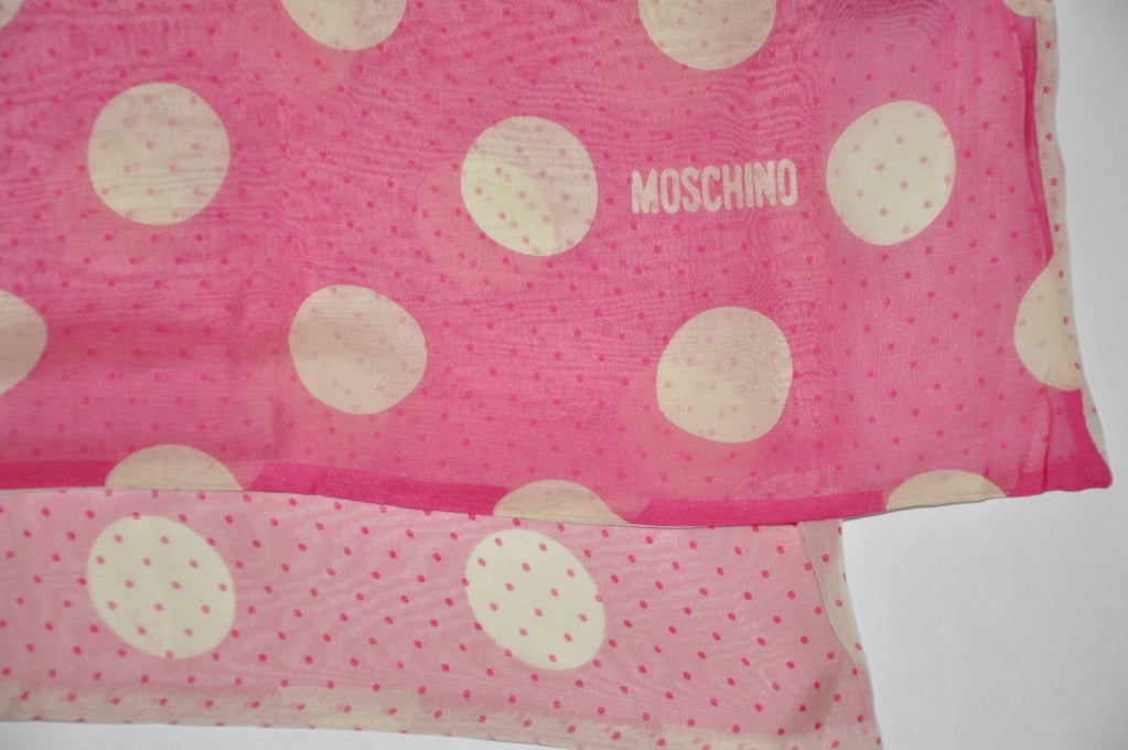 Moschino - Écharpe double couche en mousseline de soie fuchsia audacieux Pour femmes en vente