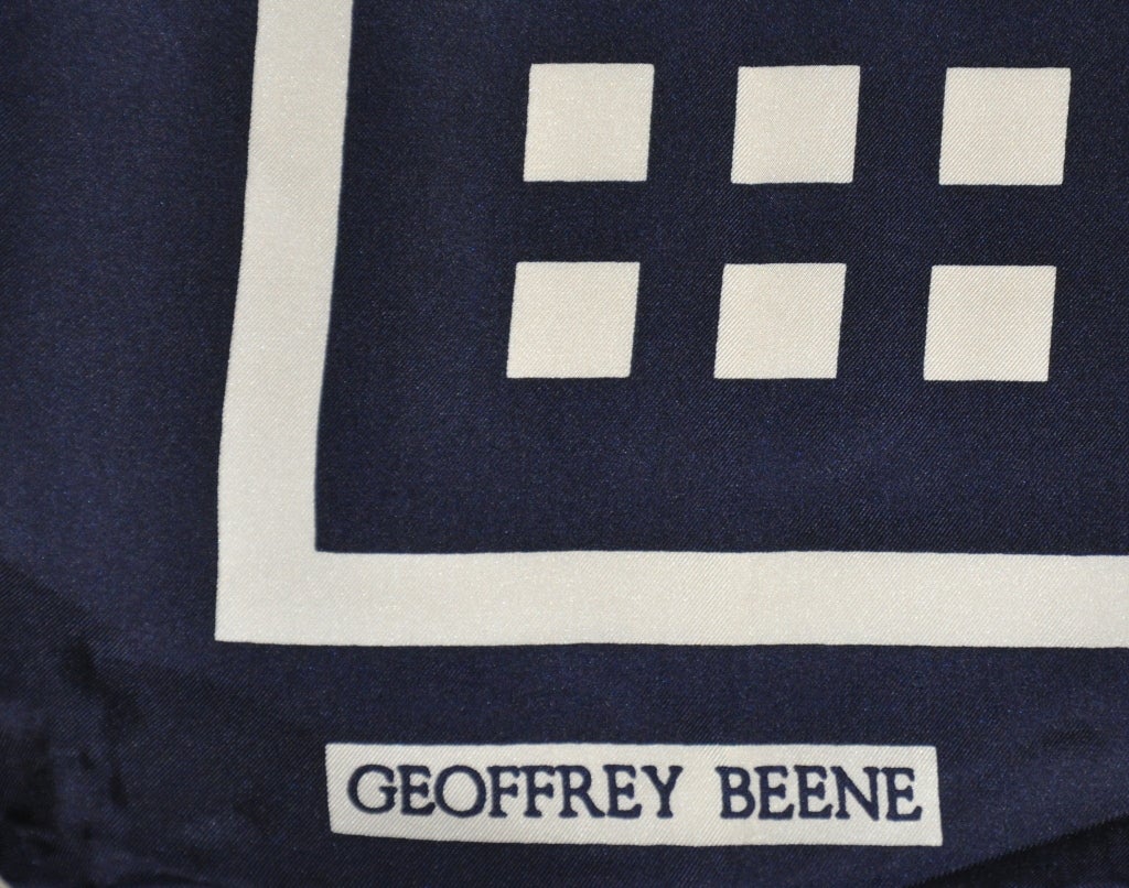 Geoffrey Beene Pañuelo abstracto de seda azul marino y blanca mide 30