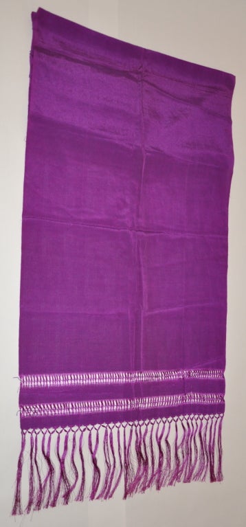 La sciarpa in seta pesante color viola intenso è caratterizzata da nappe in filo di seta. La lunghezza misura 8