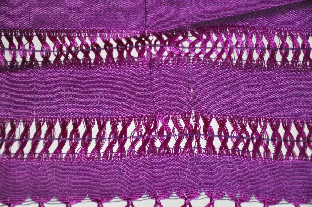 Sciarpa di seta pesante viola intenso con nappe in filo di seta In condizioni ottime in vendita a New York, NY
