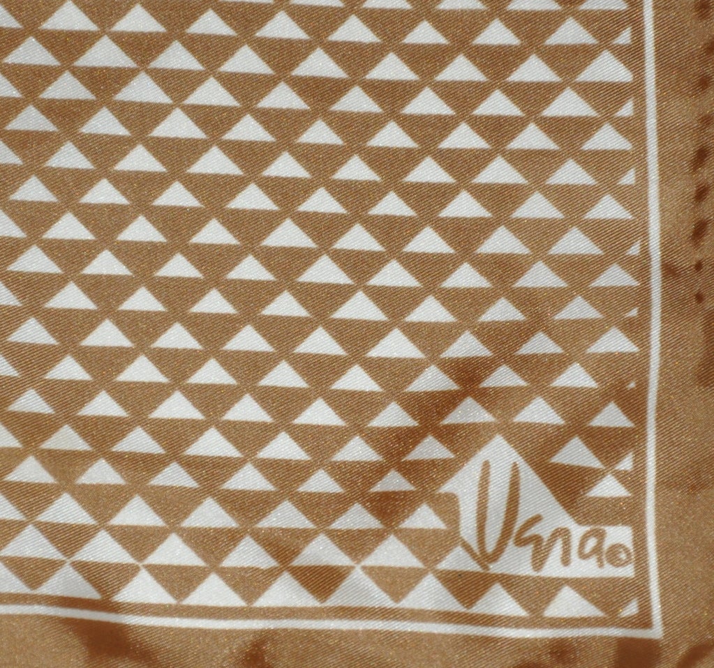 La sciarpa di Vera in seta stampata a triangoli bianchi e bronzo misura 21 1/2