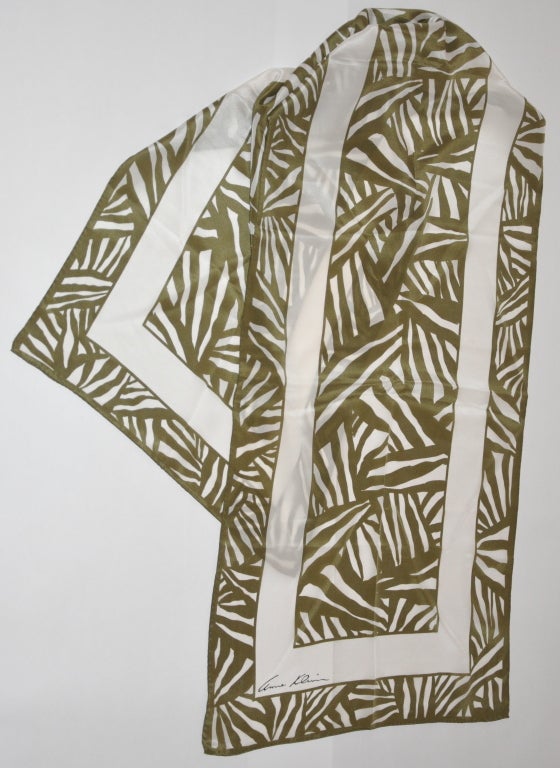 L'écharpe en soie olive et blanche Anne Klein mesure 15