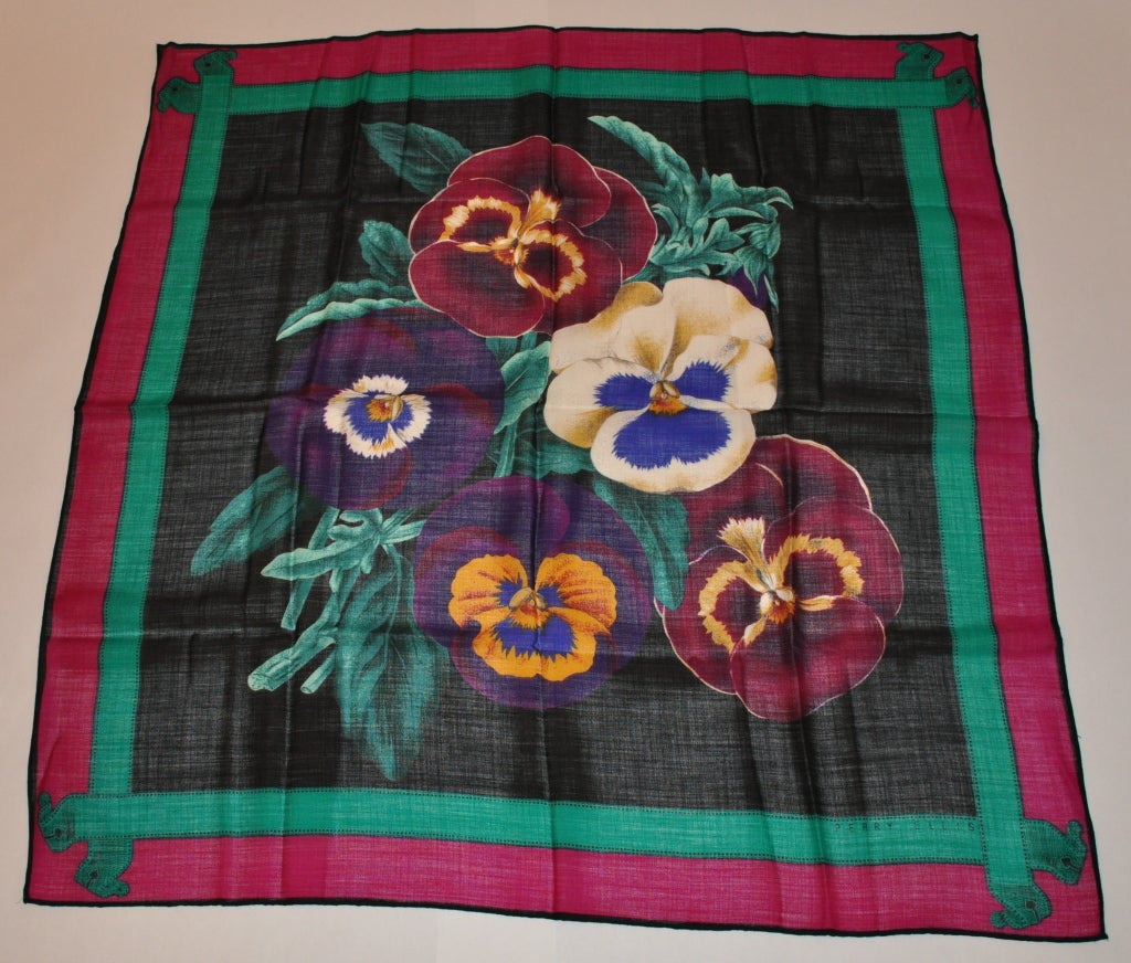 L'écharpe Perry Ellis en laine challis à imprimé floral mesure 39