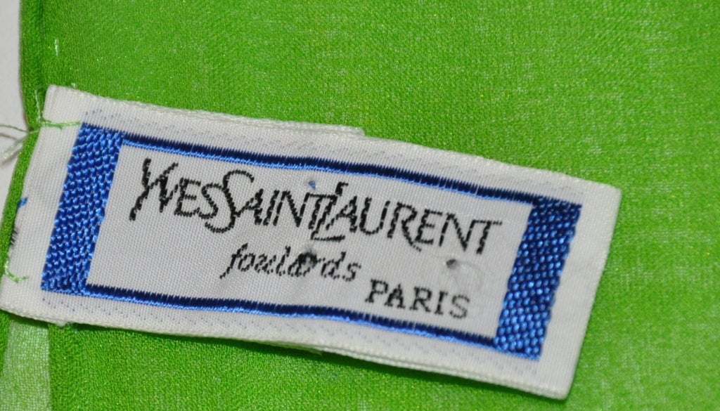 Yves Saint Laurent Großer grüner Seidenchiffon-Schal (Grün) im Angebot