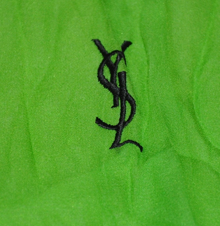Yves Saint Laurent Großer grüner Seidenchiffon-Schal im Zustand „Hervorragend“ im Angebot in New York, NY