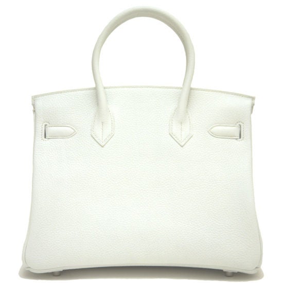 This is an authentic HERMES 30cm White and Gris Perle Sanguine Lizard Togo CLUB Birkin Bag. Hermes first produced the limited edition club this year. we have this cute one in white, gris perle and sanguine lizard. This is an exclusive rare bag – and