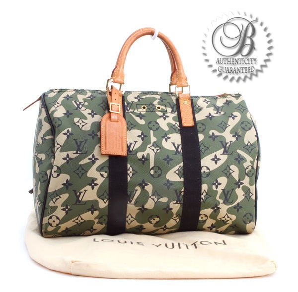 This is an authentic LOUIS VUITTON Murakami Monogramouflage Speedy 35 Bag. Done as a very Limited Edition bag, and a collaboration by Takashi Murakami and Marc Jacobs, this bag offers a new twist on LV’s traditional monogram canvas with a fantastic
