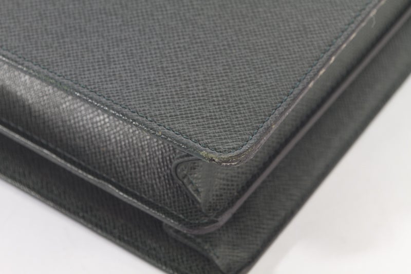 LOUIS VUITTON Green Taiga Robusto Leather Briefcase 3
