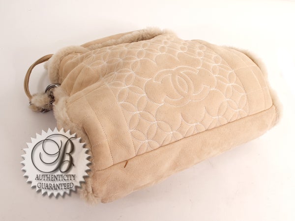Women's CHANEL Ivory Beige Quilted Leather Suede Shearling Bag For Sale