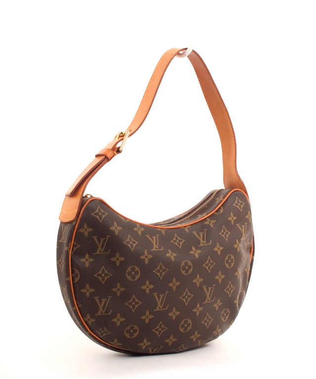 This is an authentic guaranteed Louis Vuitton Croissant MM Hobo Shoulder Bag. Done in LV's signature monogram canvas with vachetta leather trim and golden hardware, this bag is one of the most popular yet discontinued styles. Lined in a gorgeous and