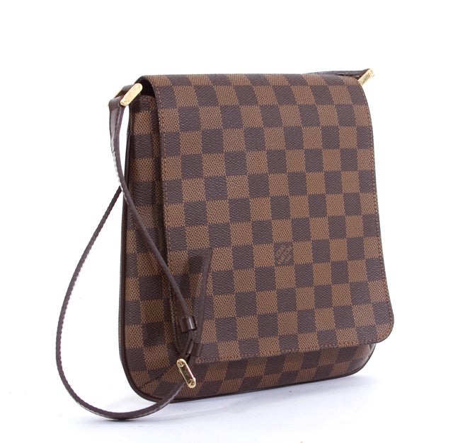 This is an authentic LOUIS VUITTON Damier Ebene Musette Salsa Bag. Done in the popular Louis Vuitton Damier Ebene canvas material, this bag closes over simply with front flap closure, opening up to an alcantara lined interior with one flat pocket.