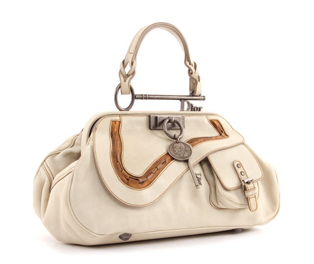 Éste es un auténtico bolso de asa superior Christian Dior Gaucho marfil. Realizado en piel marfil envejecida con detalles de piel marrón claro y herrajes plateados, este bolso es adorado por los aficionados a Dior. El exterior de este bolso presenta