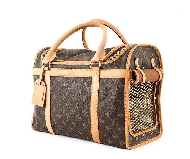 This is an authentic LOUIS VUITTON Monogram Canvas Sac Chien Dog Carrier Bag 40. Done in the traditional Louis Vuitton monogram canvas with vachetta leather trim and gold hardware. This bag is perfect for a dog up to 20 pounds! It has a zip around