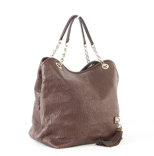 This is an authentic Souple Whisper GM bag by Louis Vuitton. This unique beauty is done in stunning brown leather with large 