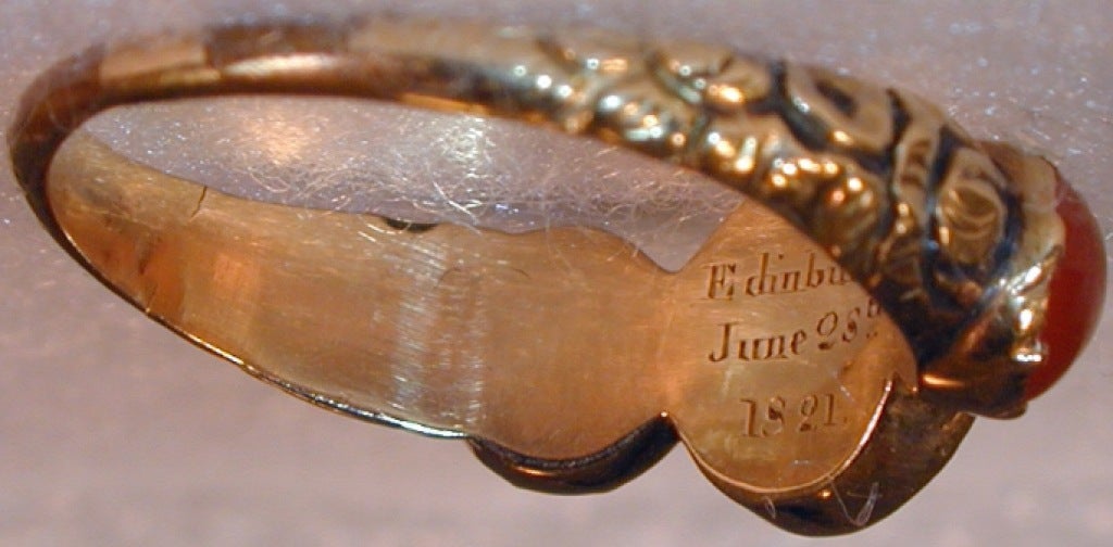 Scottish agate ring set in 15K gold with chased shoulders and engraved 