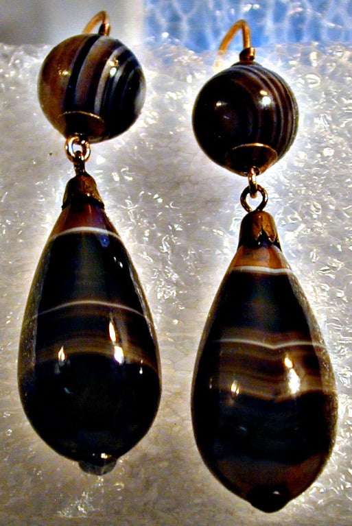 Banded agate teardop earrings with 15K gold earwires are great with an agate bead necklace or on their own. Agate is a variety of chalcedony with variagated bands of color.